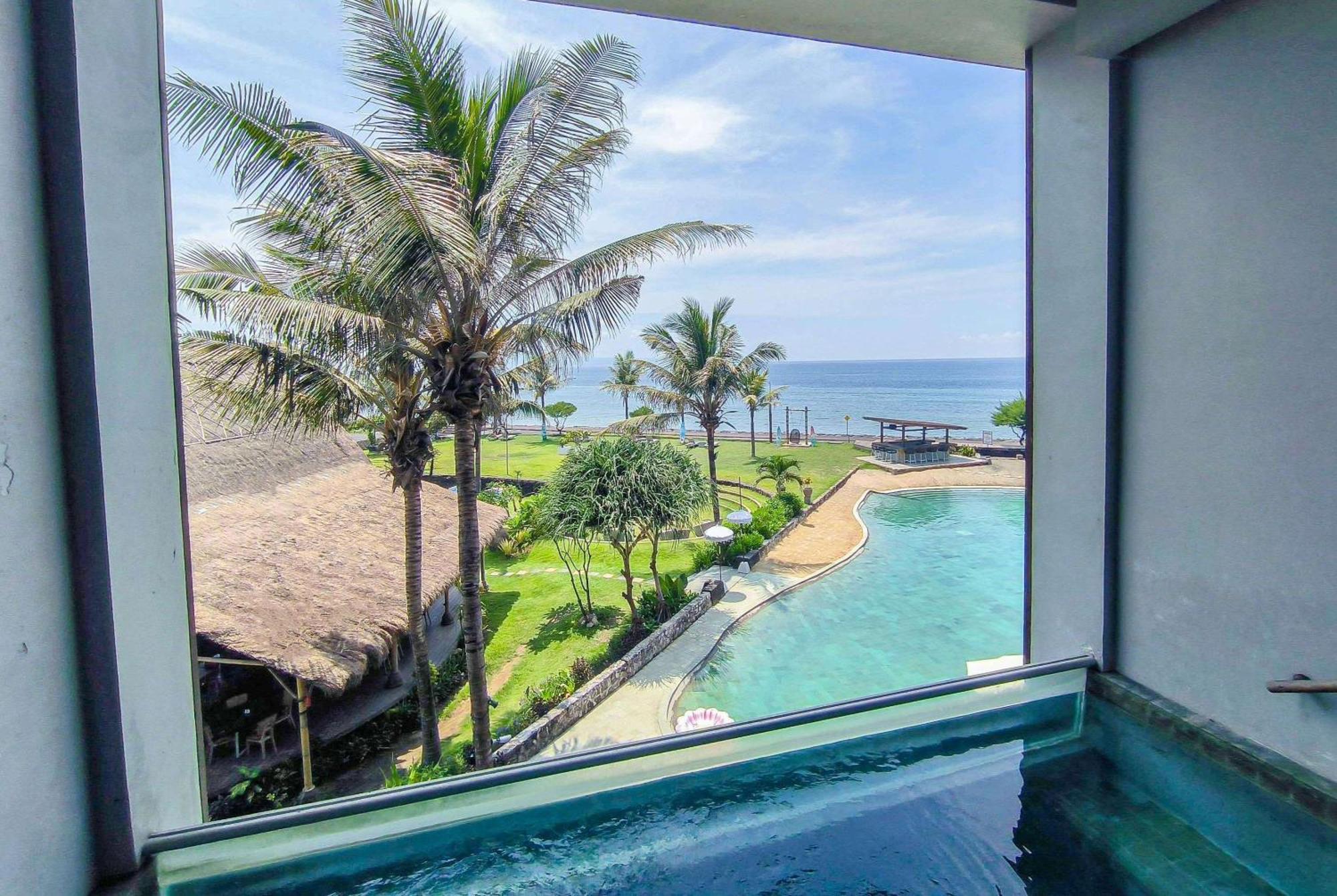 Wyndham Tamansari Jivva Resort Bali Siyut Exterior foto View from the pool at the hotel