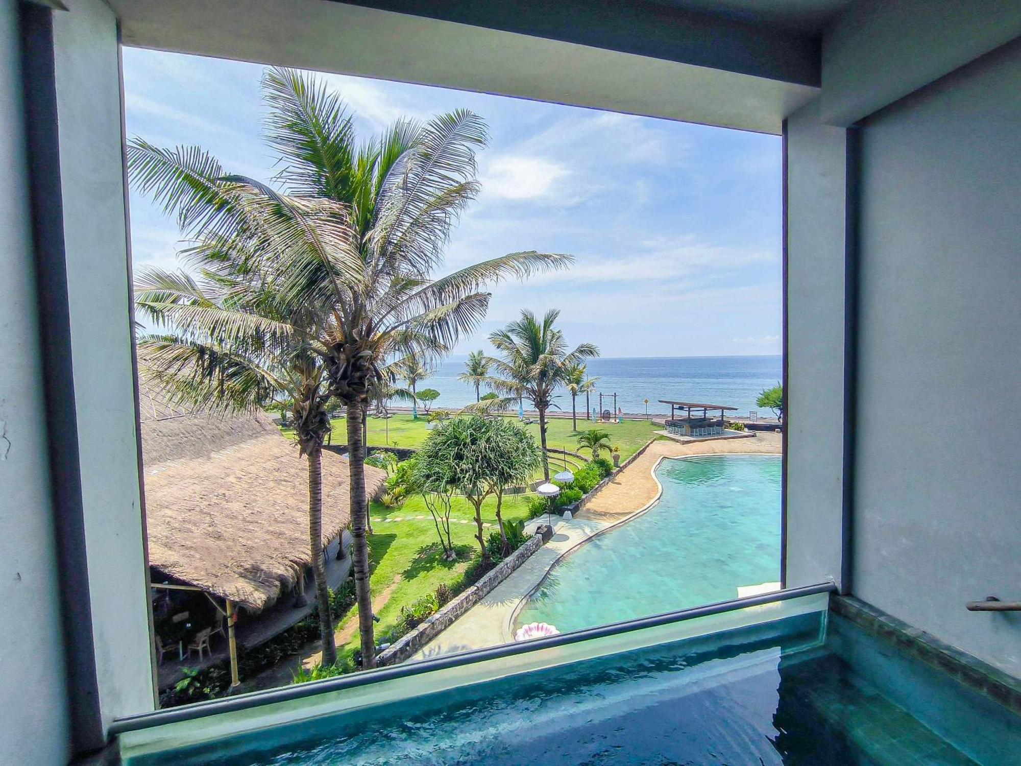 Wyndham Tamansari Jivva Resort Bali Siyut Exterior foto View from the pool at the hotel